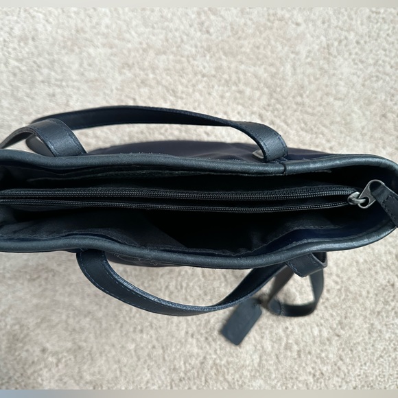 Authentic Navy Coach shoulder bag. - Picture 11 of 13